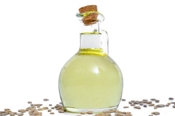 Olej słonecznikowy w szklanej butelce z bliska, białe tlo