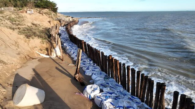 Dune protection against the tide at La Tranche sur Mer, France