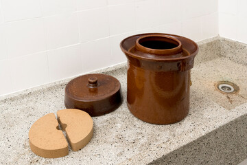 Gebrauchter Gärtopf, steht zum Trocknen auf Steinspültisch