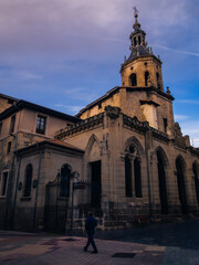 Fotografía de una iglesia en el Casco Viejo de Vitoria-Gazteiz al atardecer.