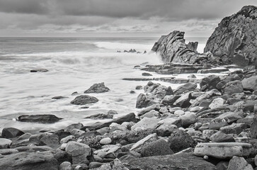 Violent Coast - Fotografía de la playa de Azkorri, en Getxo, durante un temporal, en blanco y negro