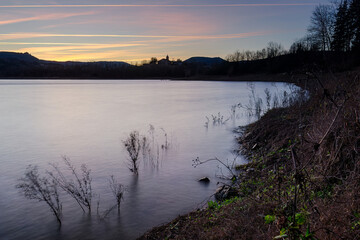 Fotografía del embalse de Urkulu, en Aretxabaleta, al atardecer