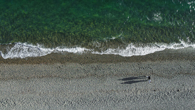 Gente caminando por la playa