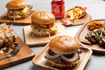 Burger, takoyaki, ham, ribs, chicken, cola, fan meat, beef, vegetables, kimchi, pickles, bread