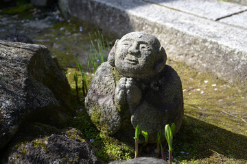 春の岩屋寺　境内の石像　京都市山科区西野山