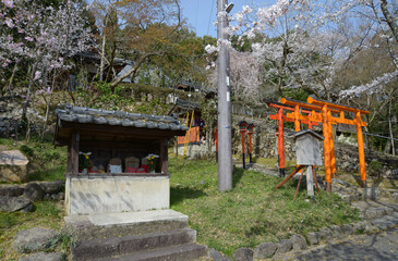春の岩屋寺　門前の地蔵尊　京都市山科区西野山