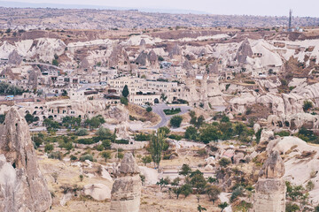 Obraz premium Traveling in Turkey. Beautiful landscape of Cappadocia town with caves, mountains and houses.