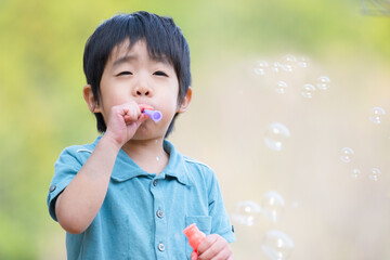 シャボン玉で遊ぶ男の子