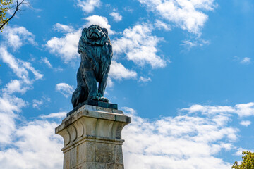 Königlicher Hüter: Ein imposantes Denkmal des bayerischen Löwen in Niederbayern