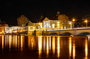 Blick über die fränkische Saale und Ludwigsbrücke zum Regentenbau des Bayerisches Staatsbad Bad Kissingen, mit schöner Spiegelung im Wasser bei Nacht, Bad Kissingen,  Bayern Deutschland (0341)