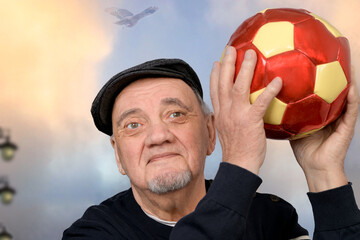 portrait homme âgé ballon dans les mains - 774009812
