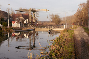 Le pont-levis de Cheuge franchit le canal entre Champagne et Bourgogne, anciennement canal de la Marne à la Saône, sur la commune de Cheuge dans l'est du département de la Côte-d'Or, en France.