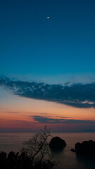 三日月に夕暮れ