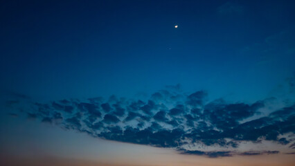 夕焼けの余韻、三日月の光