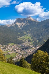 Fototapeta na wymiar Seceda und Geislerspitzen über St. Ulrich, gesehen von Pufels, Bulla, Südtirol