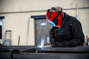 Fotobehang ouvrier en train de souder une partie en métal  © Thomas