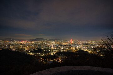 Obraz premium Stunning Night View of urban Seoul City from the Mountain Top