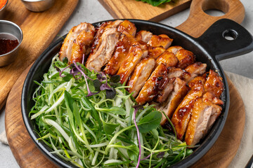 Chicken, fried, seasoning, barbecue, vegetables, ssam, potato, fried, perilla leaf, sauce, green onion, radish, radish, paprika,