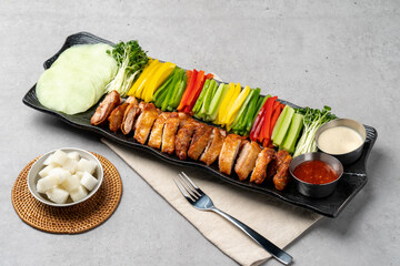Chicken, fried, seasoning, barbecue, vegetables, ssam, potato, fried, perilla leaf, sauce, green onion, radish, radish, paprika,