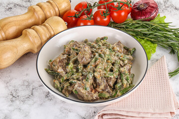 Fried turkey liver with herbs in cream sauce
