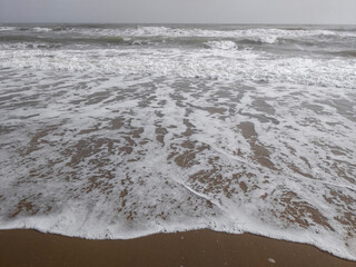 Oleaje del mar con espuma