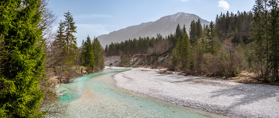 Bad Tölz, Deutschland: Die Isar fließt malerisch durch die Alpen