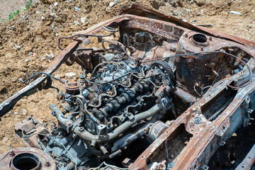 Un moteur de voiture carbonisé après un accident d ela route à Dakar au Sénégal en Afrique