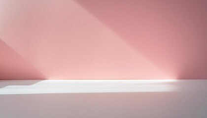 Fondo liso blanco y pared rosa con luces y sombras