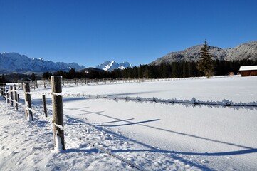 Fototapeta na wymiar Mittenwald im Winter