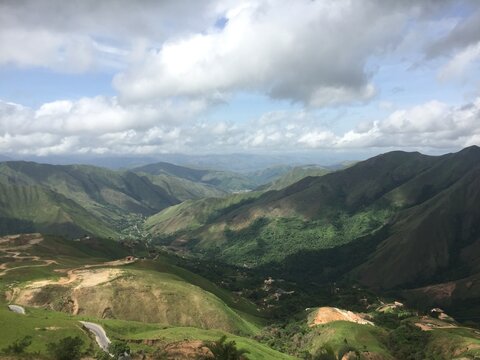 hermoso valle de monta&ntilde;as en Maracay Venezuela