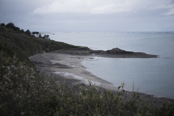 Fototapeta na wymiar Photographie de paysage de la plage du corps de garde à Binic, dans les Côtes d'Armor, en Bretagne, vue de haut.