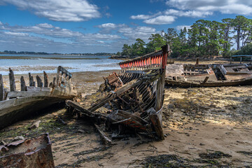 Bootswrack am Strand im Golf de Morbihan, Bretagne