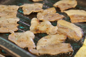 한국에서 저녁으로 먹은 돼지고기 구이