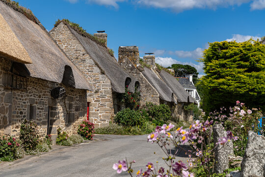 Strohdachh&auml;user im mitteralterlichen Dorf Kercanic in der Bretagne, malerische Granitsteinh&auml;user