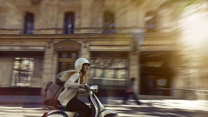 Obraz premium Scooter ride in the city.