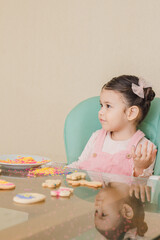 Ni&ntilde;a decorando galletas de pascua