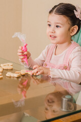 Hermosa niña decorando galletas de pascua