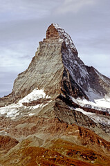 Schweiz Matterhorn grauer Himmel Gebirge Alpen
