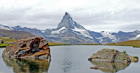 Schweiz Matterhorn grauer Himmel Gebirge Alpen
