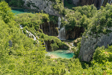 Nationalpark Plitvicer Seen in Kroatien von oben, Blick auf die Schlucht