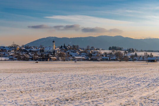 Oberbayerische Stadt K&ouml;nigsdorf morgens im Winter 