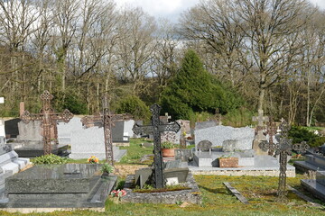 Cimetière de Moustier-en-Perche sur un mont