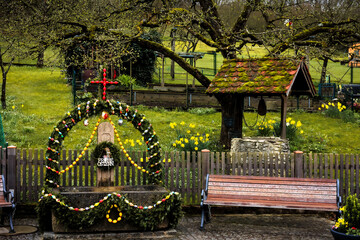 Fränkische Ostertradition, Osterbrunnen in Oberfranken in Bayern, Deutschland im April Frühling