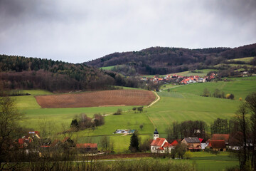 Wandern in den Hügeln und Wäldern im schönen Oberfranken in einer reizenden Landschaft im April Frühling in Bayern, Deutschland - 774316273