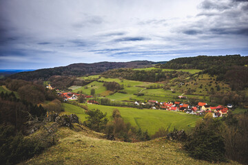 Wandern in den Hügeln und Wäldern im schönen Oberfranken in einer reizenden Landschaft im April Frühling in Bayern, Deutschland - 774316427