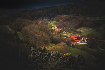 Wandern in den Hügeln und Wäldern im schönen Oberfranken in einer reizenden Landschaft im April Frühling in Bayern, Deutschland - 774316462