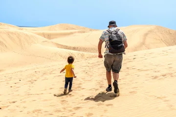 Crédence de cuisine en verre imprimé les îles Canaries Father and son on vacation laughing running in the dunes of Maspalomas, Gran Canaria, Canary Islands