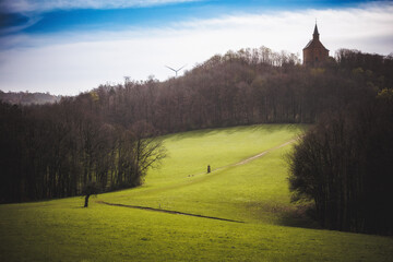 Wandern in den Hügeln und Wäldern im schönen Oberfranken in einer reizenden Landschaft im April Frühling in Bayern, Deutschland - 774317856