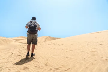 Cercles muraux les îles Canaries A man tourist enjoying in the dunes of Maspalomas, Gran Canaria, Canary Islands