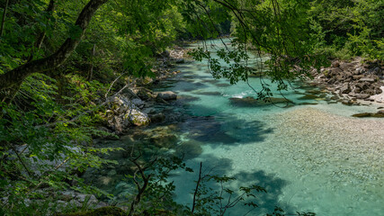der türkise Soca Fluss fließt durch Slowenien